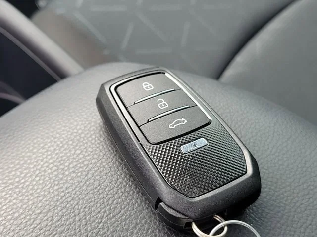 2025 Toyota RAV4 XLE - Photo 35
