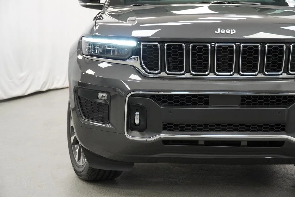 Used 2025 Gray Jeep Overland image 7