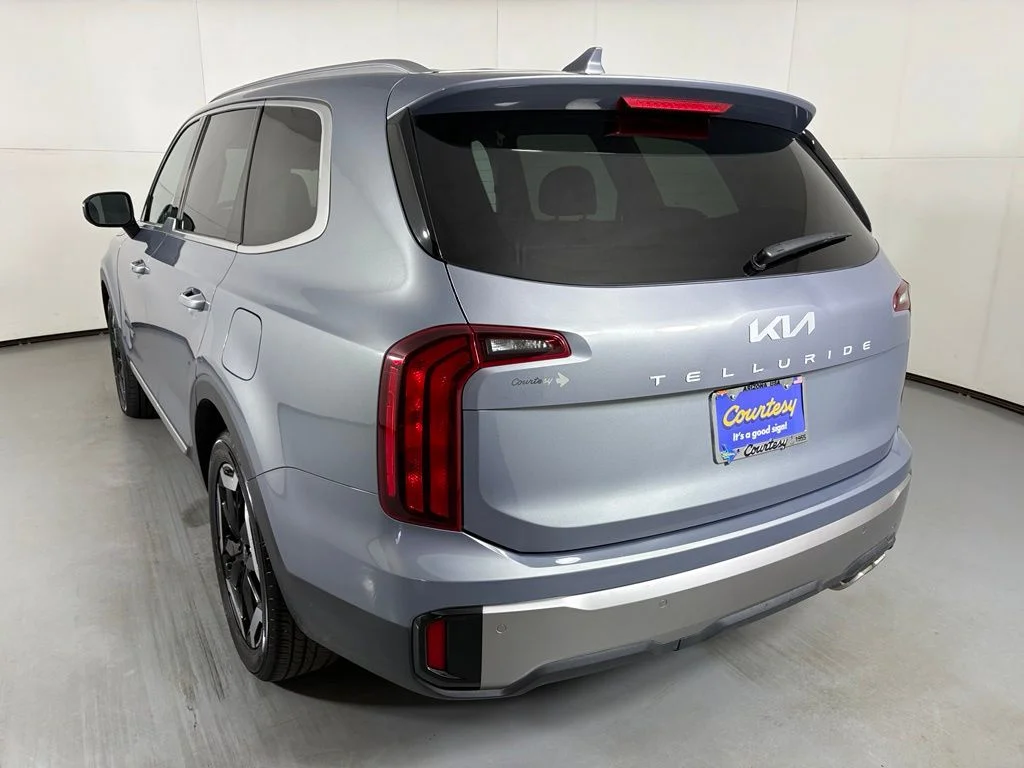 Used 2025 Silver Kia S image 6