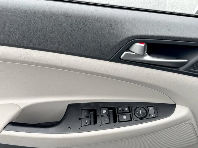 Used 2017 White Hyundai SE image 13