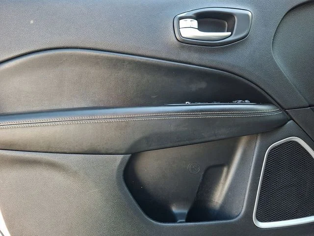 Used 2018 White Jeep Latitude image 13