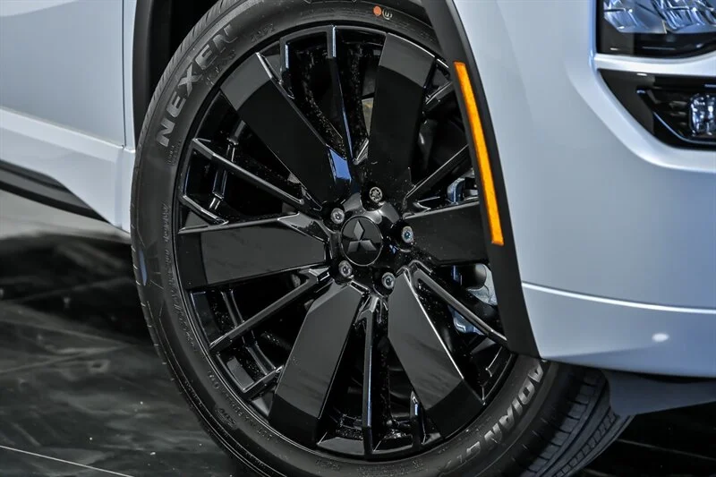 New 2026 White Diamond w/ Black Roof Mitsubishi Black Edition image 3