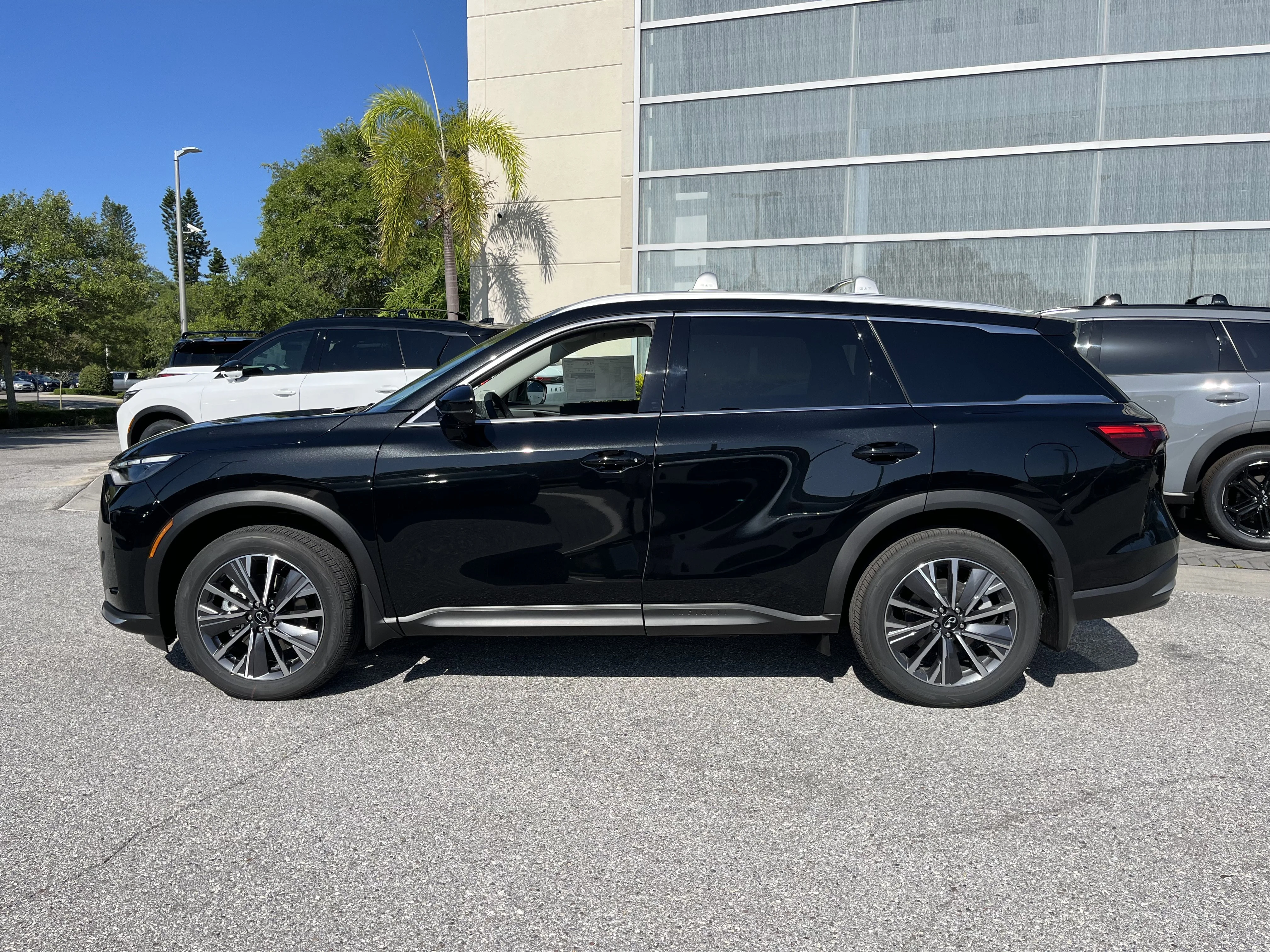 New 2027 Mineral Black INFINITI LUXE image 2