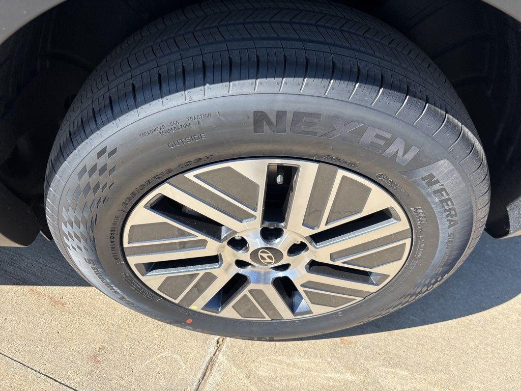 New 2026 Abyss Black Hyundai SEL 7P image 12