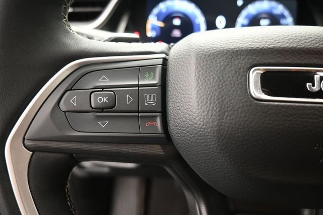 Used 2025 White/off-white Jeep Laredo image 7