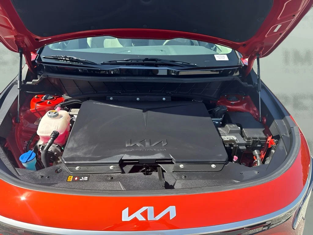 Used 2023 Red Kia Wind image 27