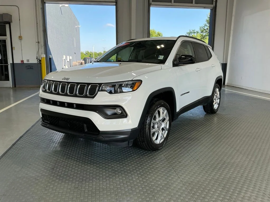 Used 2022 Bright White Clearcoat Jeep Latitude Lux image 2