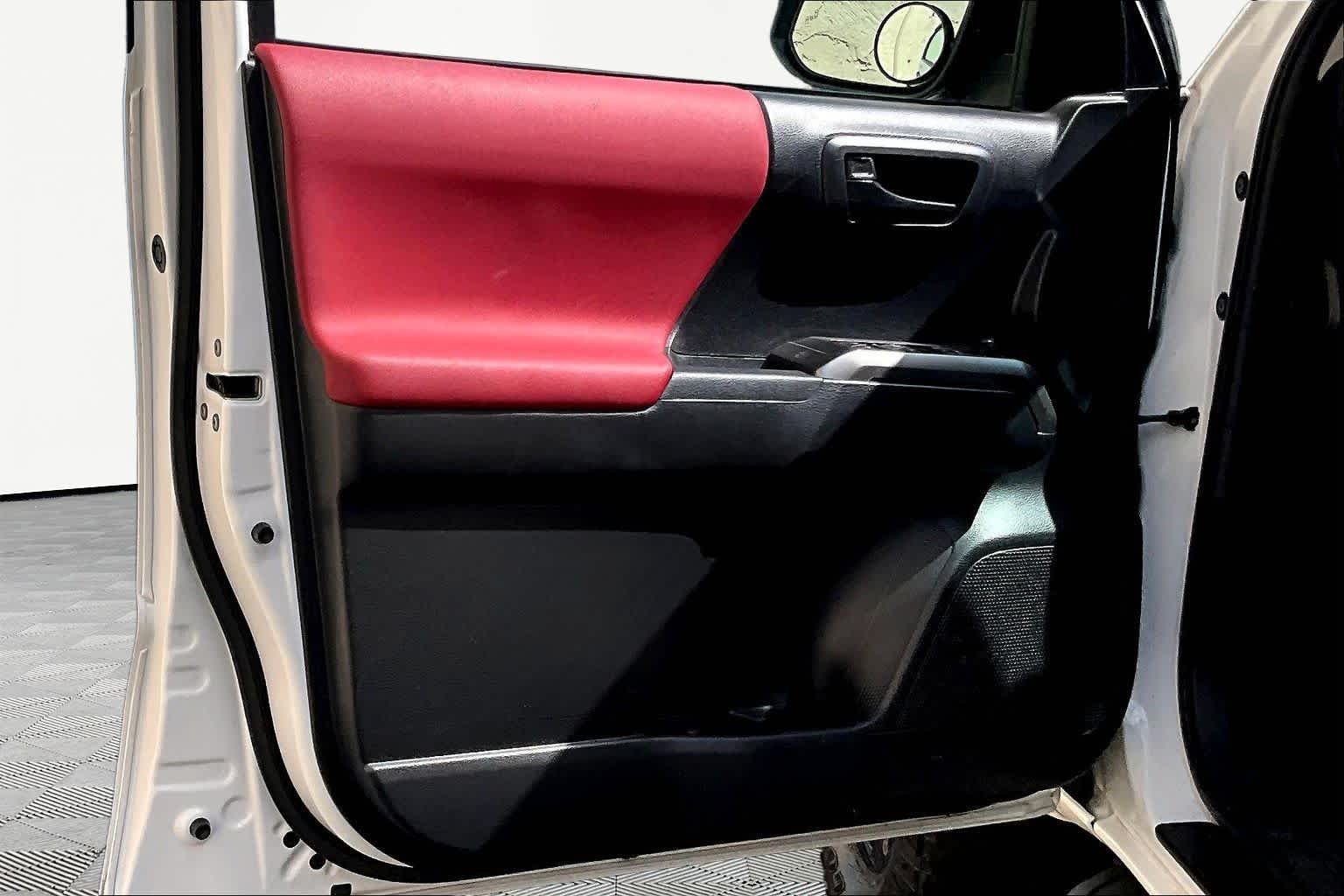 Used 2022 White Toyota SR5 image 22