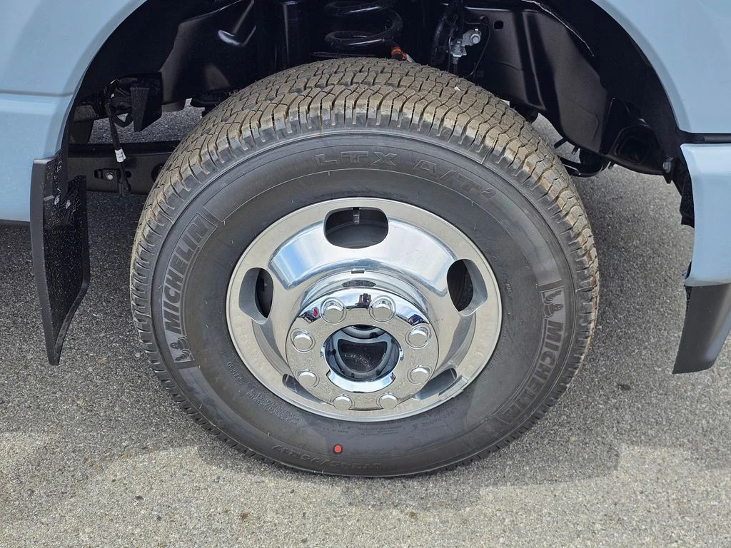 New 2026 Glacier Gray Metallic Tri-Coat Ford F-350® Platinum® image 7