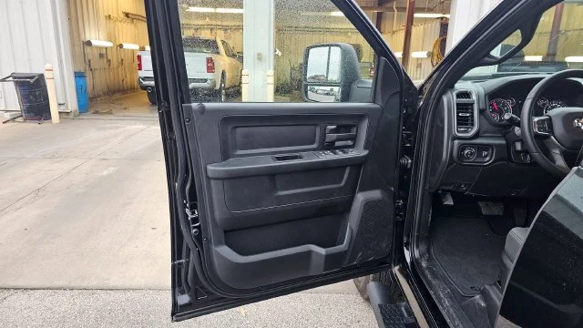 New 2026 Diamond Black Crystal Pearl-Coat Exterior Paint RAM Tradesman image 10