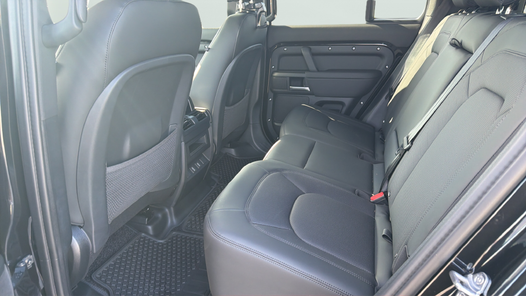 New 2026 Santorini Black Land Rover X-Dynamic SE image 18