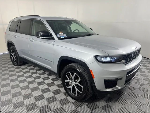 Used 2023 Silver Jeep Limited image 1