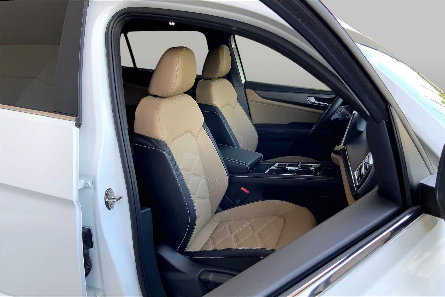 Used 2024 Pure White Volkswagen 2.0T SE w/Technology image 9