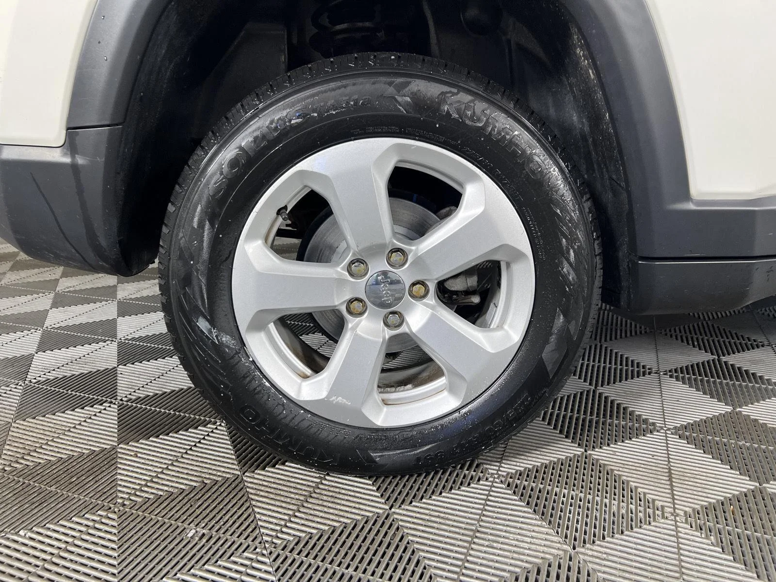Used 2018 White Clearcoat Jeep Latitude image 21