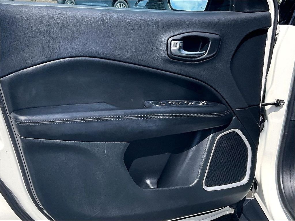 Used 2019 White Jeep Latitude image 9