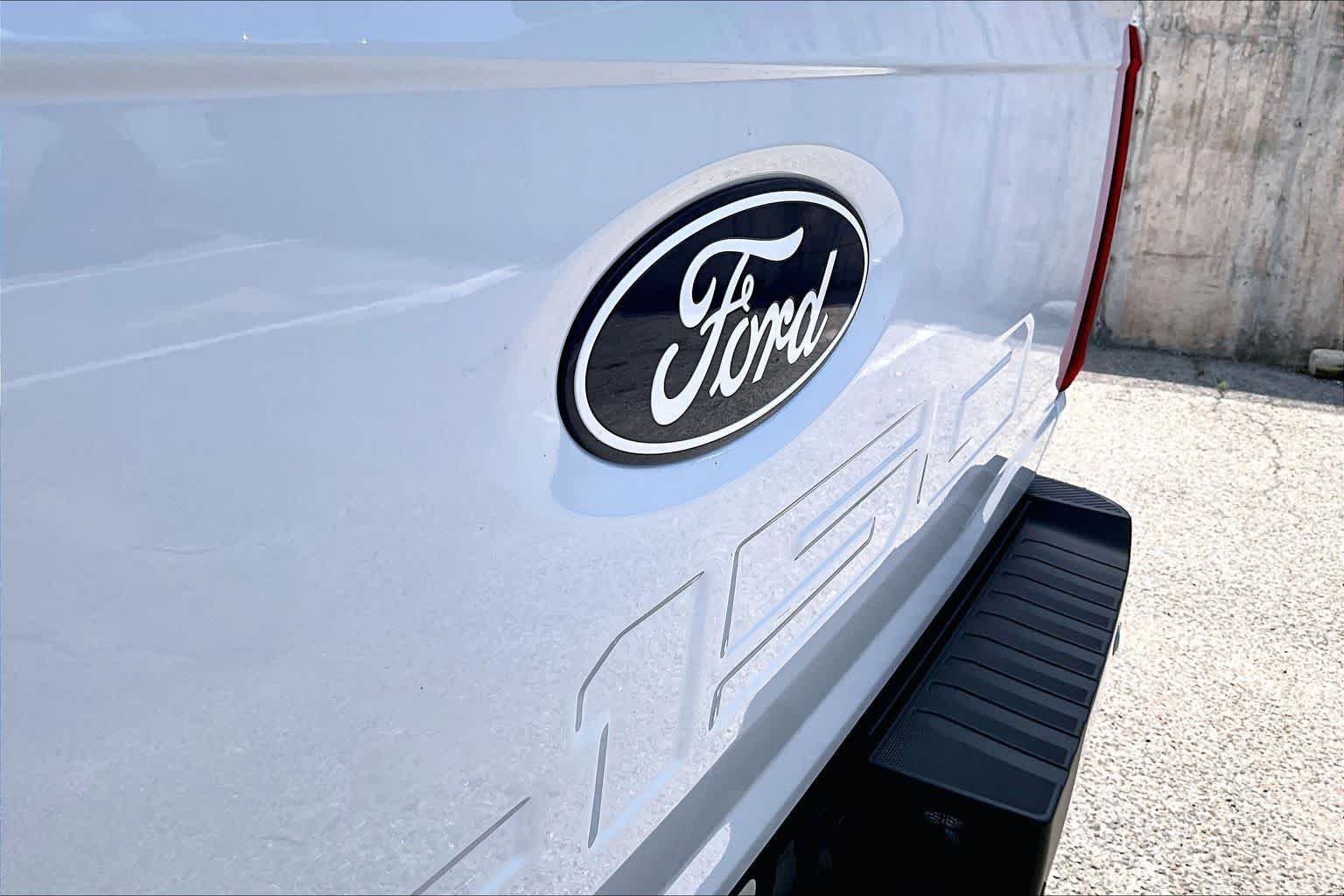 Certified Used 2025 Oxford White Clearcoat Ford LARIAT image 35