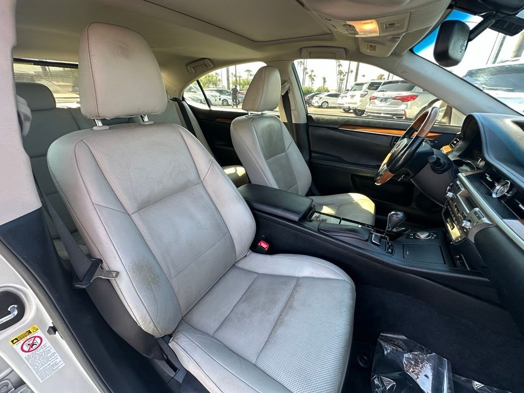 Used 2014 Silver Lexus 300h image 21