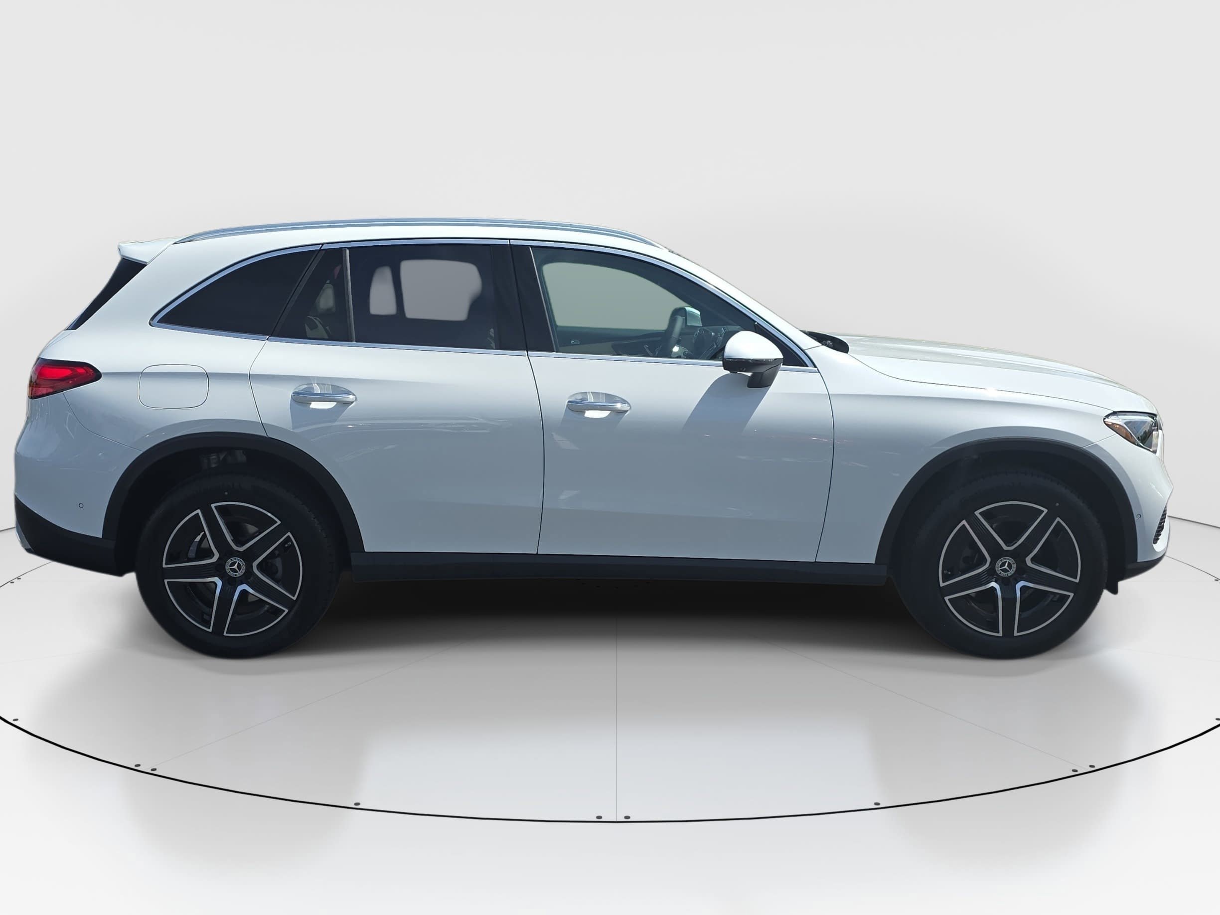New 2026 MANUFAKTUR Moonlight White Metallic Mercedes-Benz GLC300 image 4