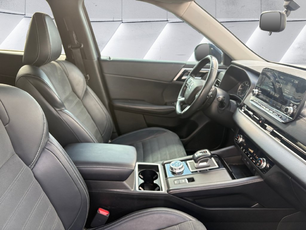 Used 2024 Blue Mitsubishi SE image 11
