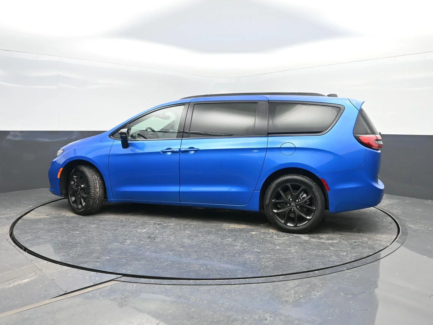 New 2026 Hydro Blue Pearl-Coat Exterior Paint Chrysler Select image 42