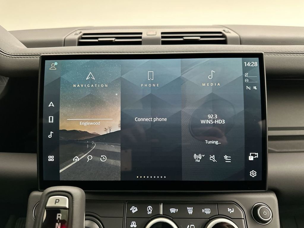 New 2026 Woolstone Green Land Rover X-Dynamic SE image 14