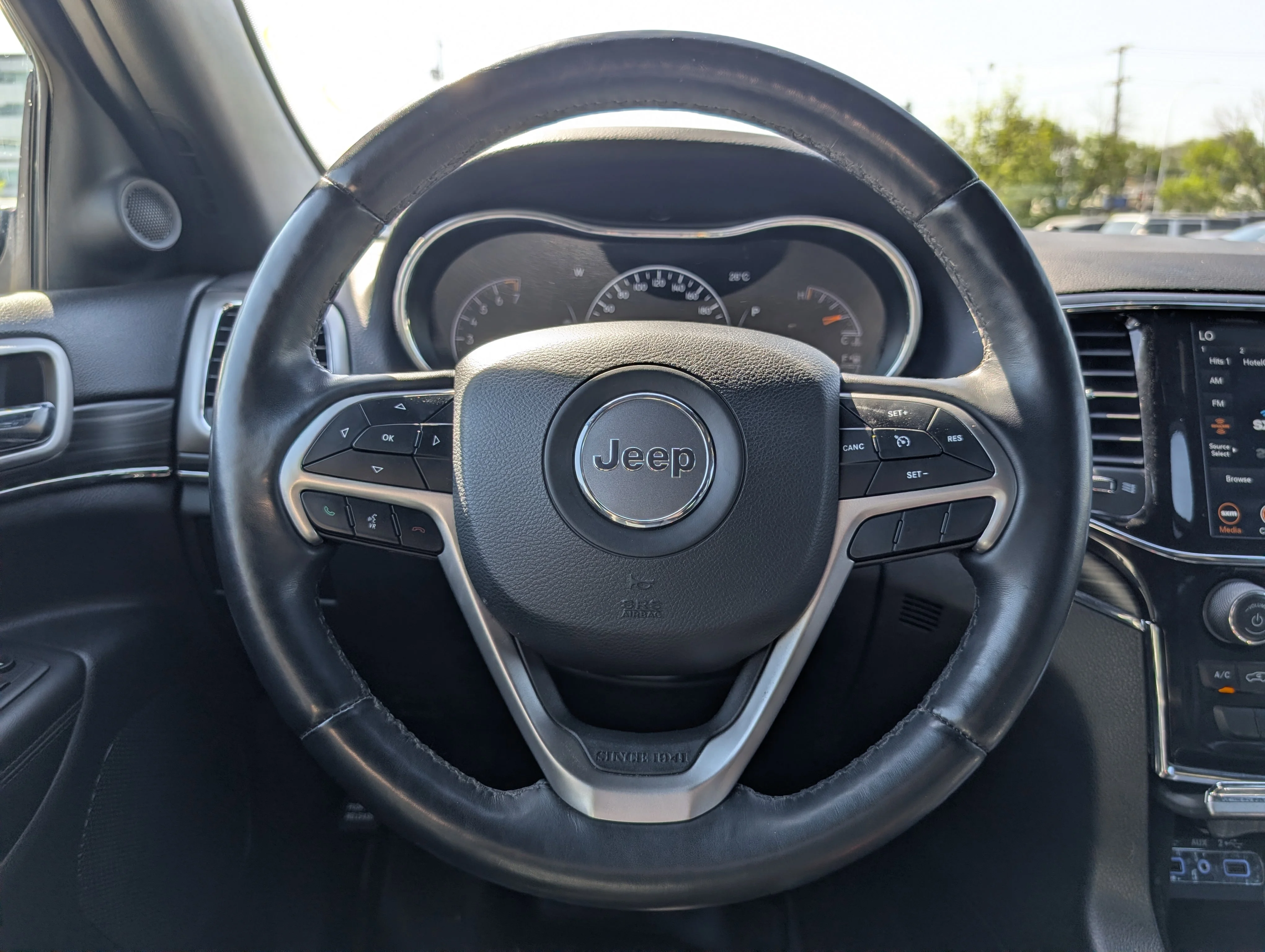 Used 2022 Diamond Black Crystal Pearlcoat Jeep Limited image 22