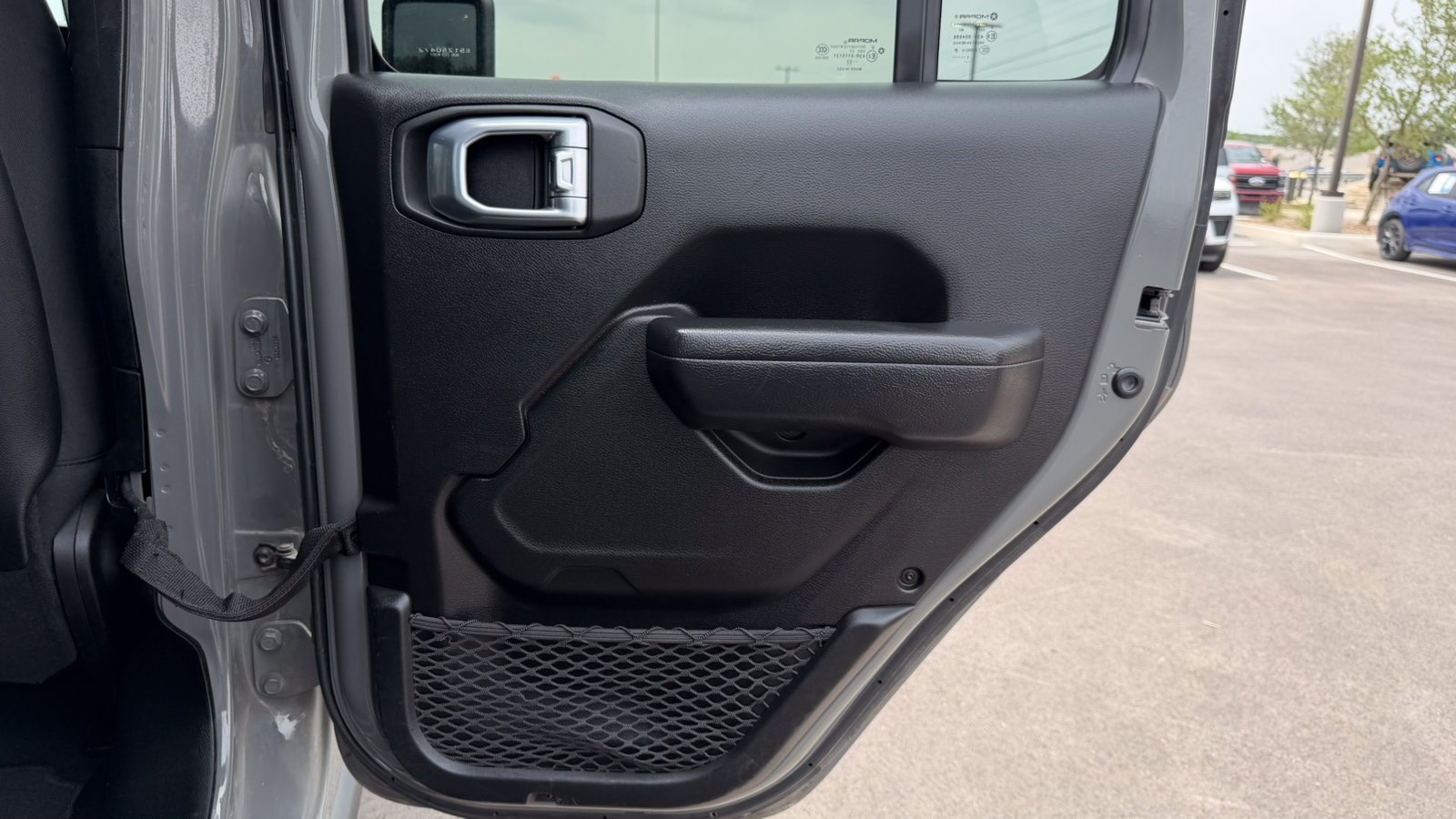 Used 2022 Sting-Gray Clearcoat Jeep Mojave image 16
