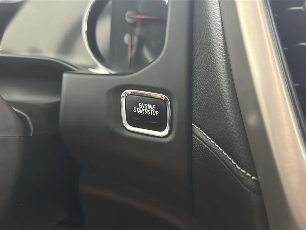 Used 2022 White Frost Tricoat GMC Denali image 16