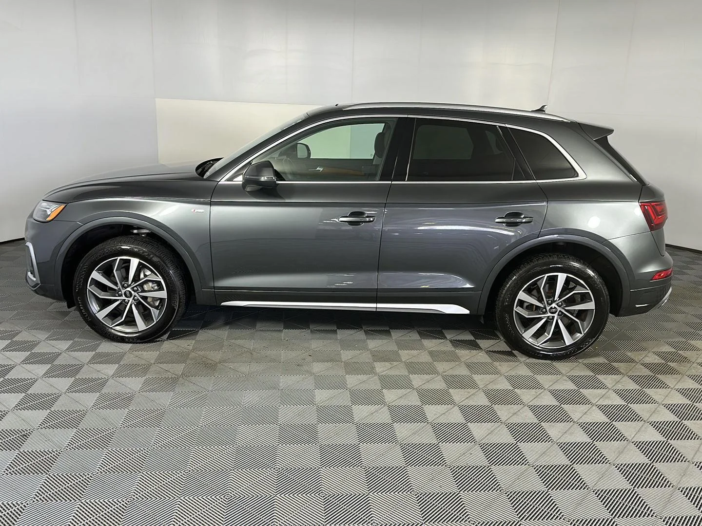 Used 2023 Daytona Gray Pearl Effect Audi S line Premium image 13