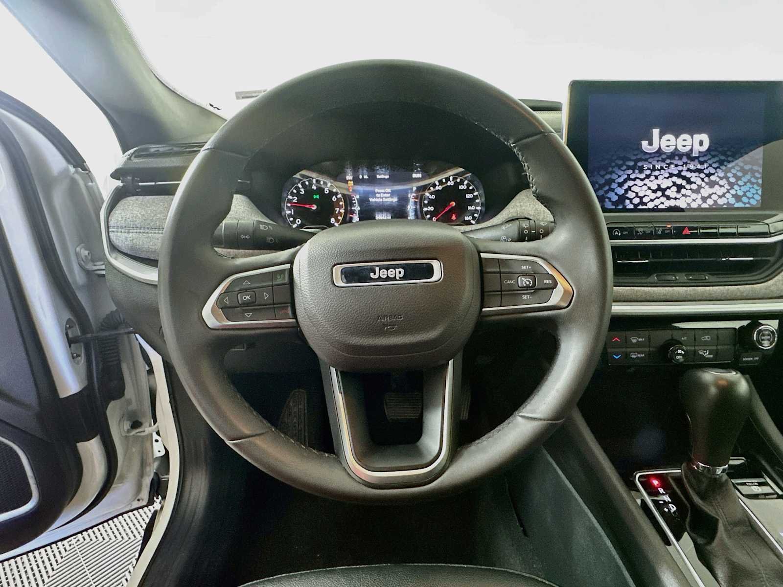 Used 2024 Bright White Clearcoat Jeep Latitude image 9