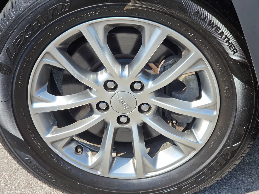 Used 2022 Granite Crystal Metallic Clearcoat Jeep Latitude Lux image 17