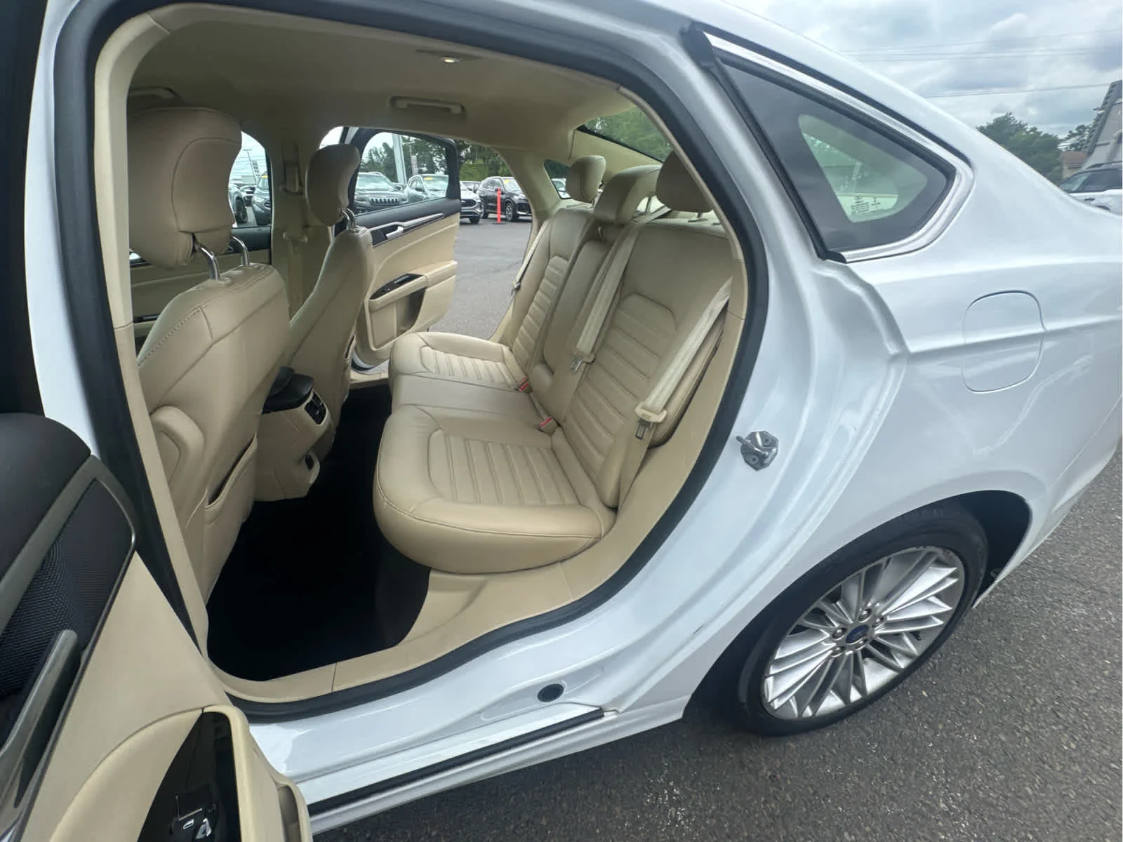 Used 2014 Oxford White Ford SE image 27