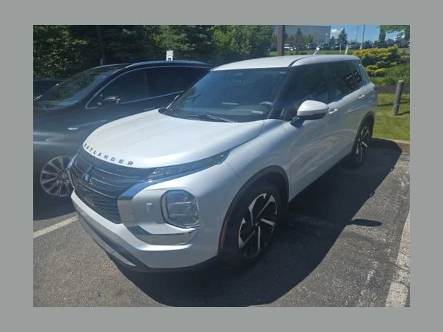 2022 Mitsubishi Outlander ES S-AWC's photo