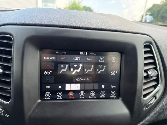 Used 2019 White Jeep Latitude image 18