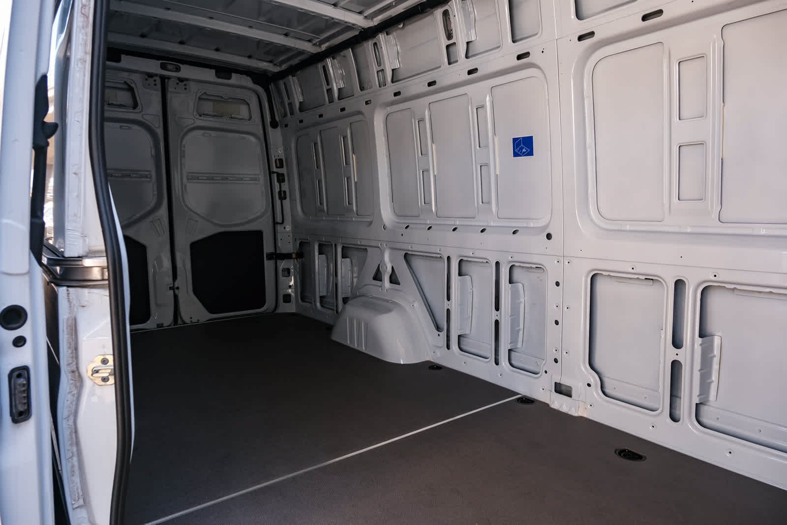 New 2025 Arctic+White Mercedes-Benz Cargo Van 170WB High Roof 113kw Battery RWD SO Mot image 20