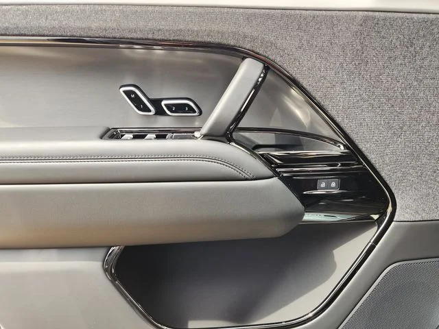 New 2026 Varesine Blue Land Rover Dynamic SE image 22