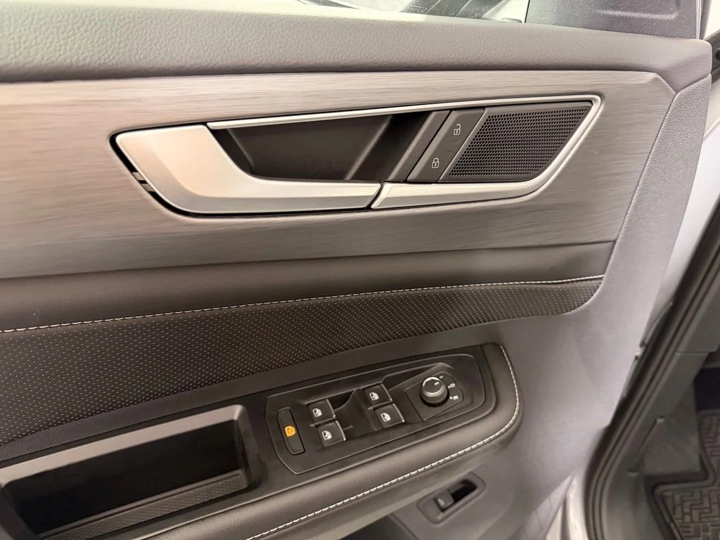 New 2026 Silver Volkswagen 2.0T SE w/Technology image 9