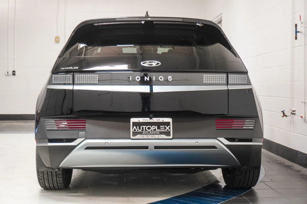 Used 2023 Black Hyundai SE image 34
