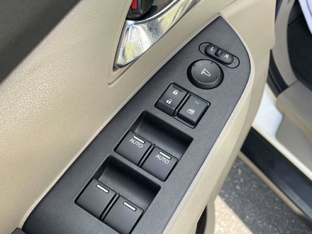 Used 2016 White Honda SE image 19