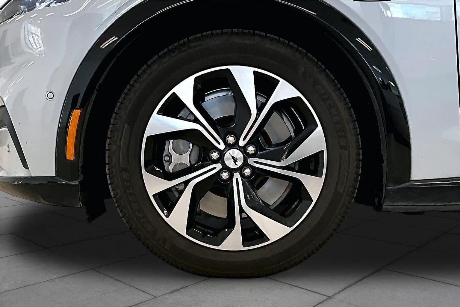 Used 2023 Space White Metallic Ford Premium image 9