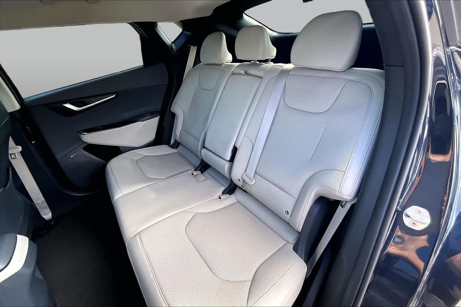 Used 2022 Gravity Blue Kia Wind image 17