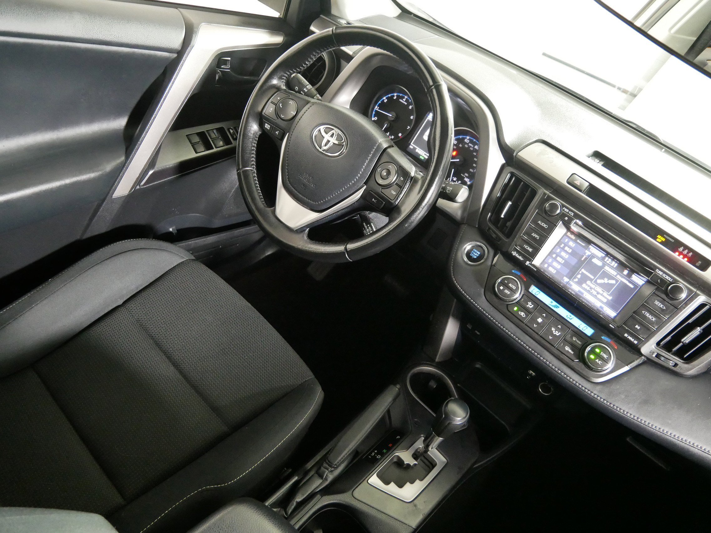 Used 2018 Super White Toyota XLE image 9