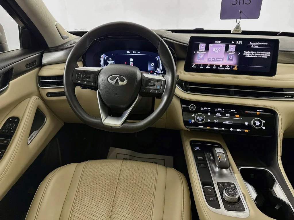 Certified Used 2024 White INFINITI LUXE image 31