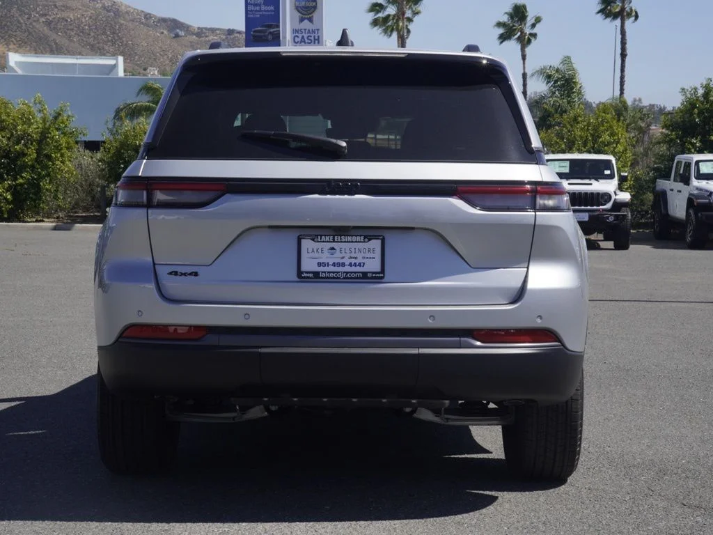 New 2026 Silver Zynith Exterior Paint Jeep Laredo Altitude image 4
