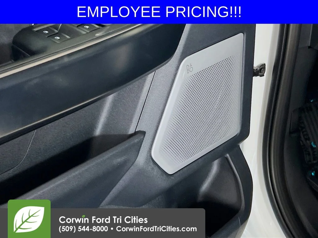 New 2026 Star White Metallic Tri-Coat Ford Platinum image 13