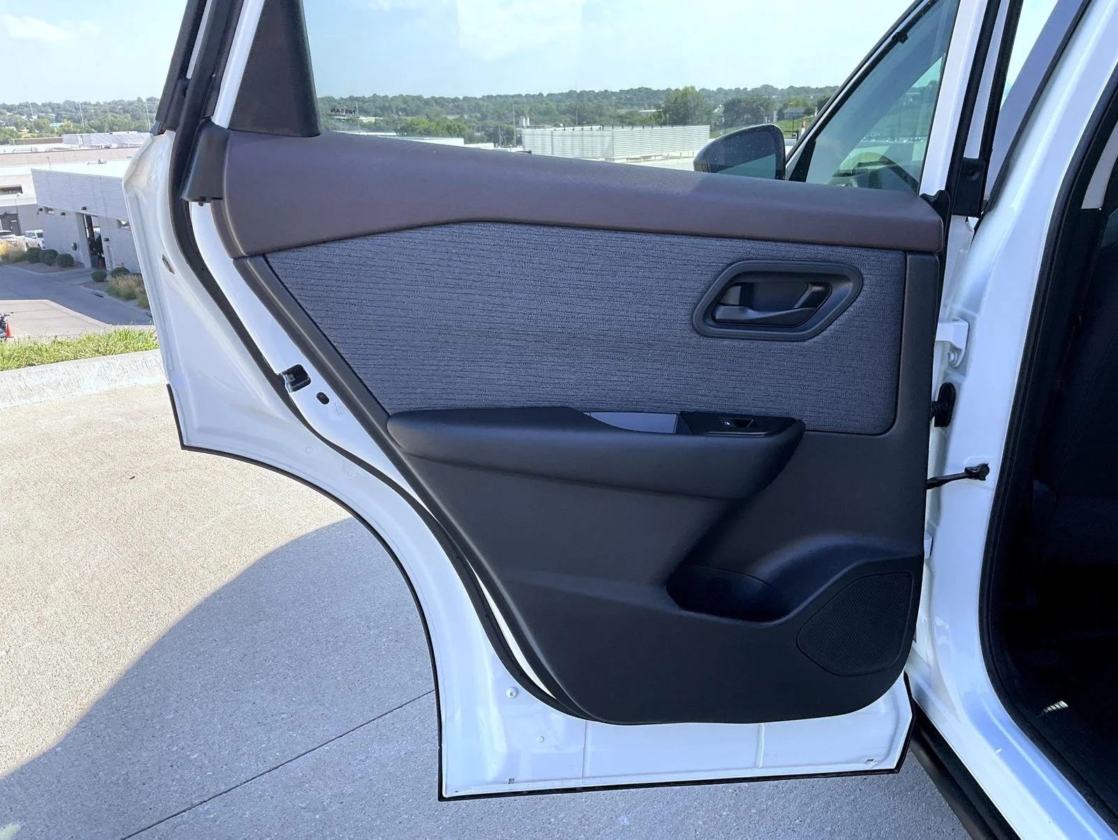 Used 2023 White Nissan S image 18