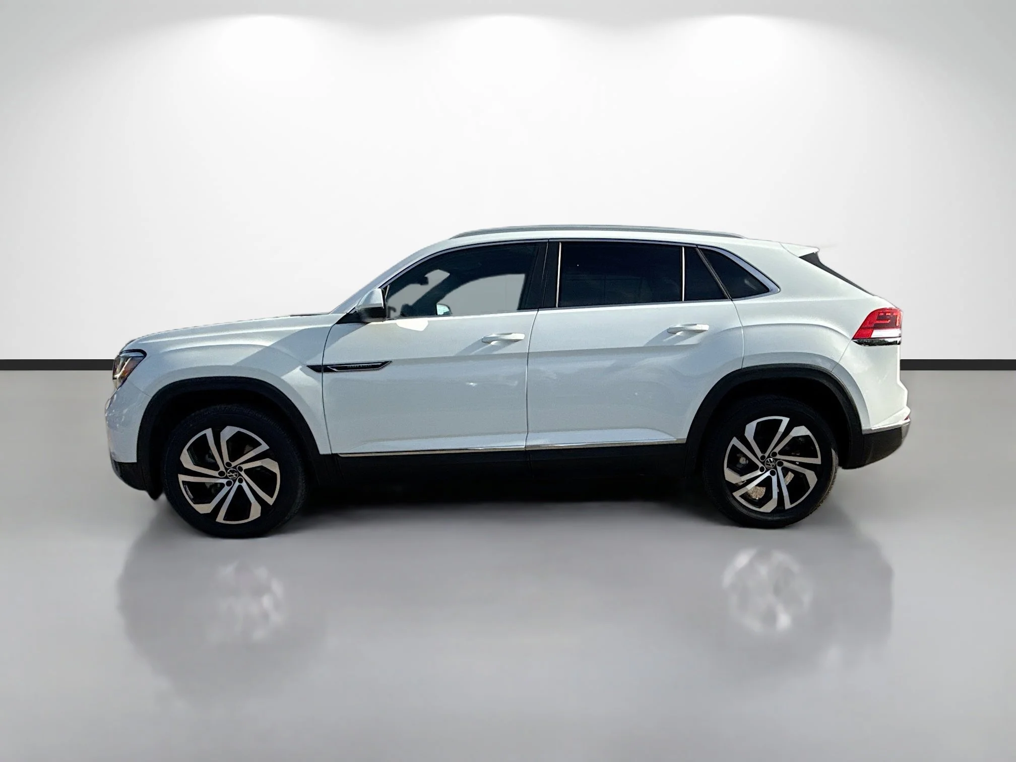 Used 2022 Pure White Volkswagen 2.0T SEL image 6