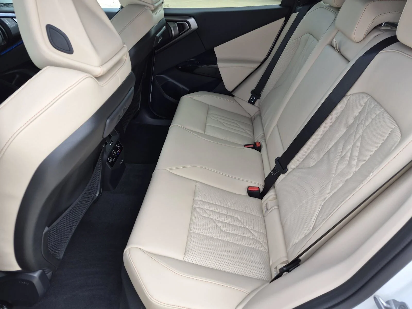Used 2026 Alpine White BMW 30 xDrive image 18