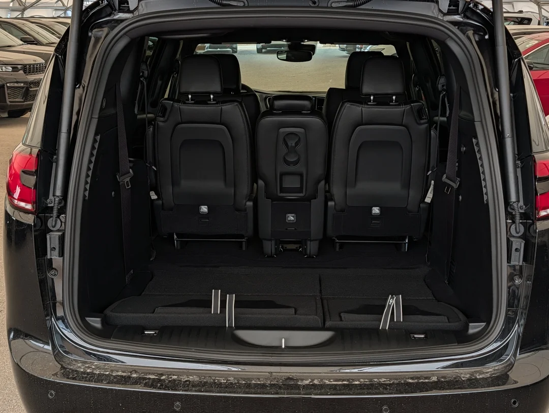New 2027 Black Chrysler Select - - FWD - Stow n Go Seating - Adaptive Cruise - Apple CarPlay & More! image 29