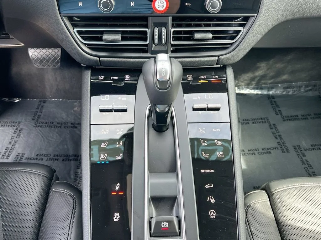 2026 Porsche Macan T - Photo 18